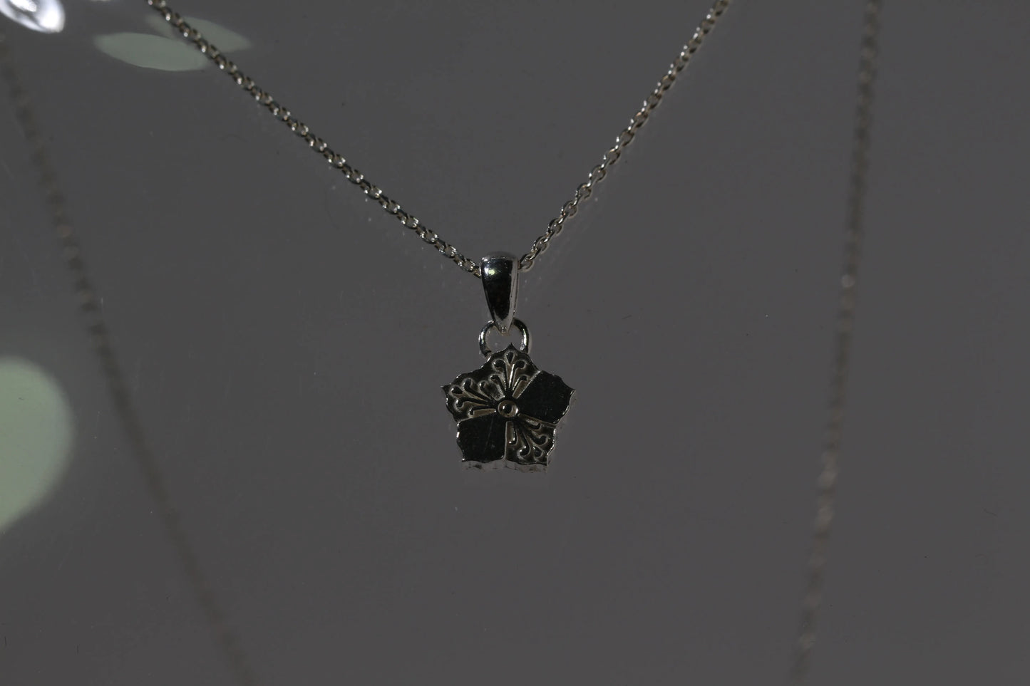 오얏꽃 무늬 목걸이(Plum Blossom Pendant) nawoljewelry