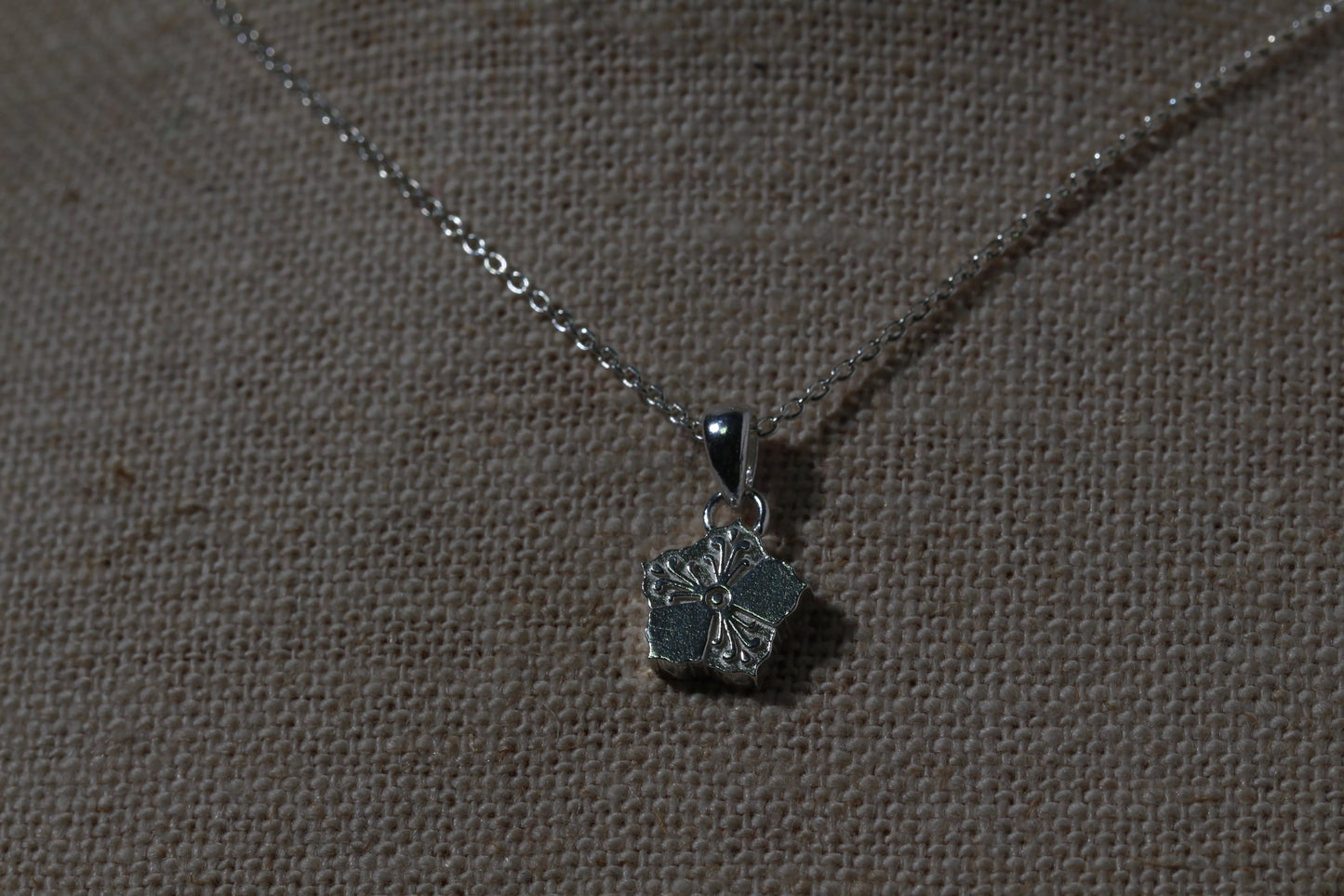 오얏꽃 무늬 목걸이(Plum Blossom Pendant) nawoljewelry