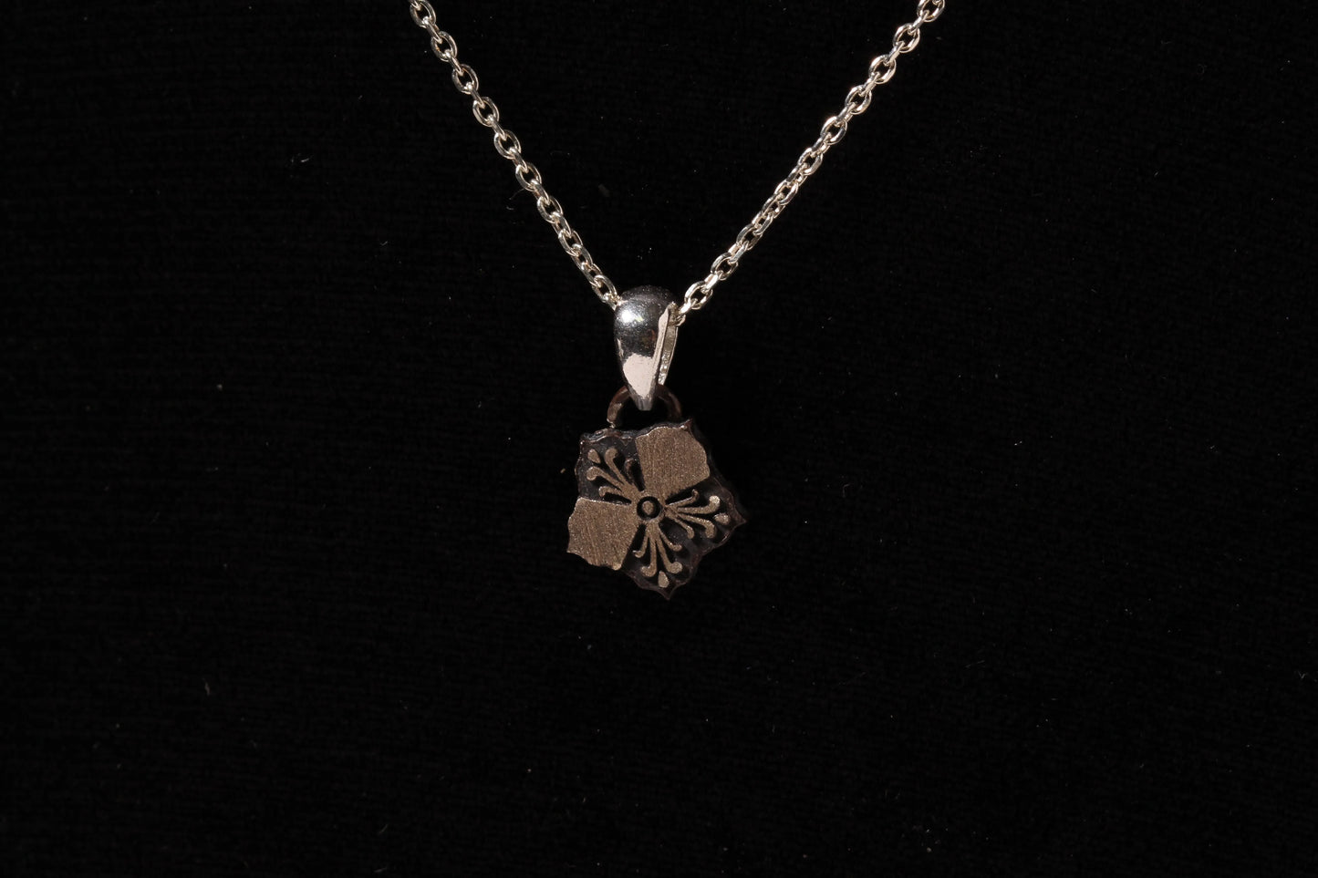 오얏꽃 무늬 목걸이(Plum Blossom Pendant) nawoljewelry