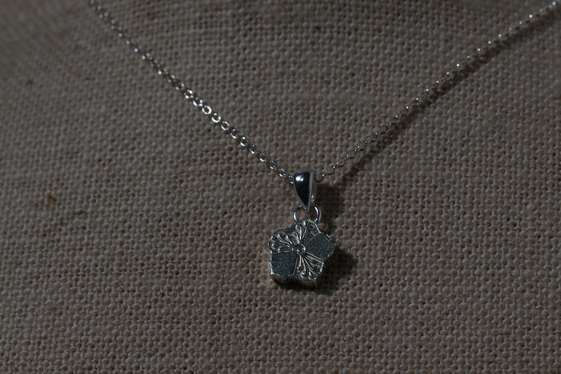 오얏꽃 무늬 목걸이(Plum Blossom Pendant) nawoljewelry