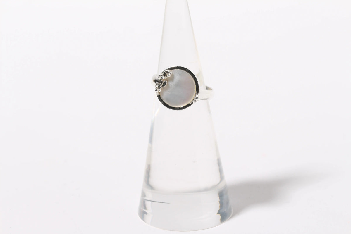 포도무늬 벼루 반지 (Grape Motif Mother-of-Pearl Ring)