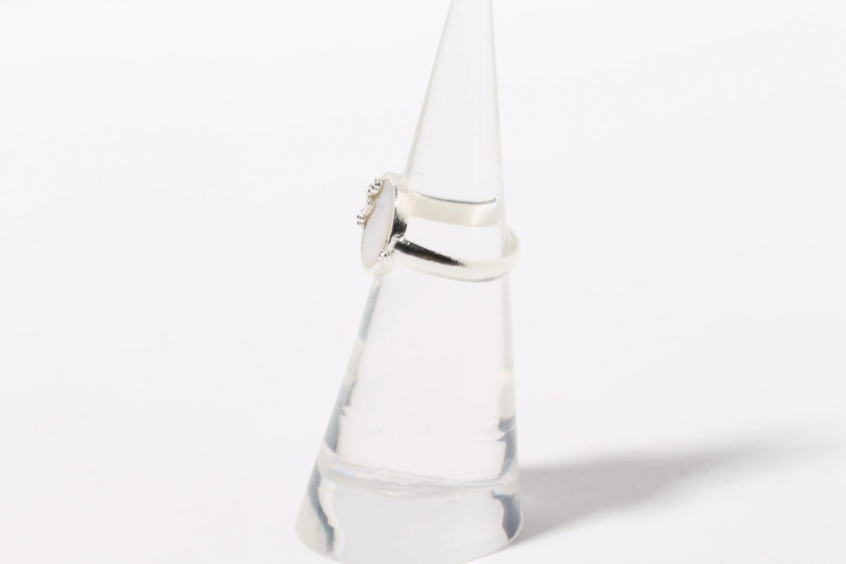 포도무늬 벼루 반지 (Grape Motif Mother-of-Pearl Ring)