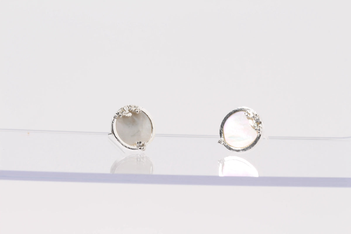 포도무늬 벼루 자개 귀걸이 (Grape Motif Mother-of-Pearl Earrings)
