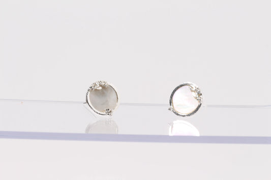 포도무늬 벼루 자개 귀걸이 (Grape Motif Mother-of-Pearl Earrings)