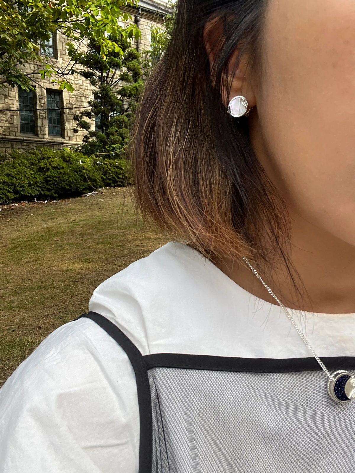 포도무늬 벼루 자개 귀걸이 (Grape Motif Mother-of-Pearl Earrings)